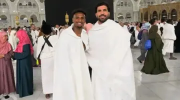 المهدي سليمان وهيثم حسن يؤديان مناسك العمرة قبل لقاء إسبانيا